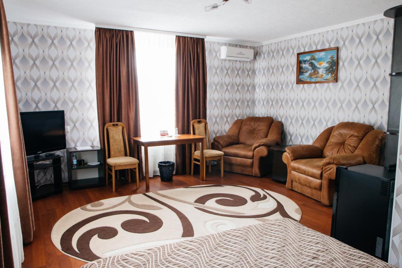 Гостинний Двір "Марія" Hotel โครโปนิตสกี ภายนอก รูปภาพ