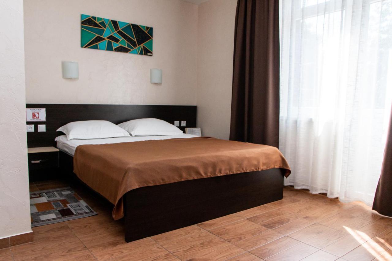 Гостинний Двір "Марія" Hotel โครโปนิตสกี ภายนอก รูปภาพ